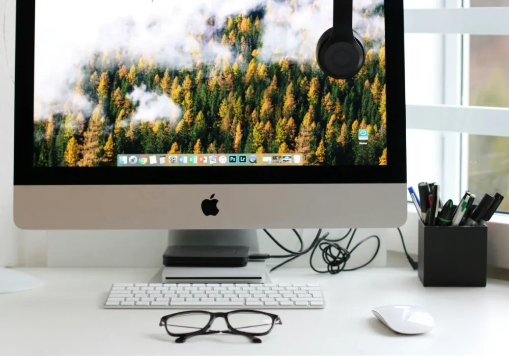 Turned on Silver Imac With Might Mouse and Keyboard